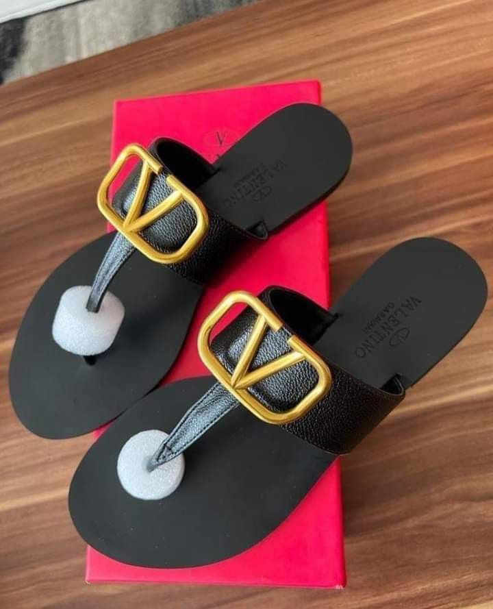 (V) Black Sandals